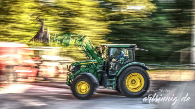slow shutter speed Landwirtschaft Viehfütterung mit dem Traktor