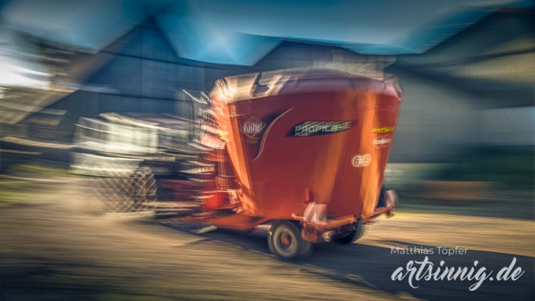 slow shutter speed Landwirtschaft Viehfütterung mit dem Traktor