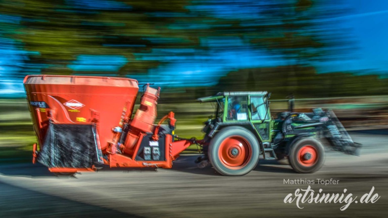 slow shutter speed Landwirtschaft Viehfütterung mit dem Traktor