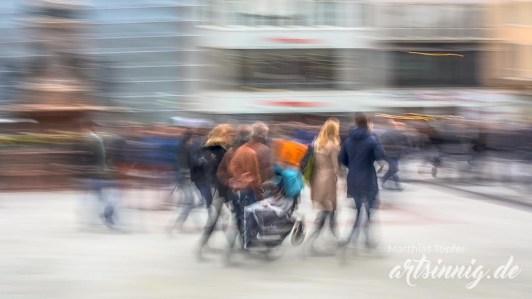 Fotografieren mit langer Belichtungszeit Menschen in der Fussgängerzone