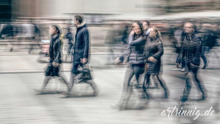 Fotografieren mit langer Belichtungszeit Menschen in der Fussgängerzone