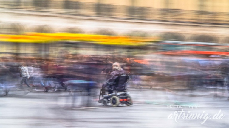 Fotografieren mit langer Belichtungszeit Menschen in der Fussgängerzone