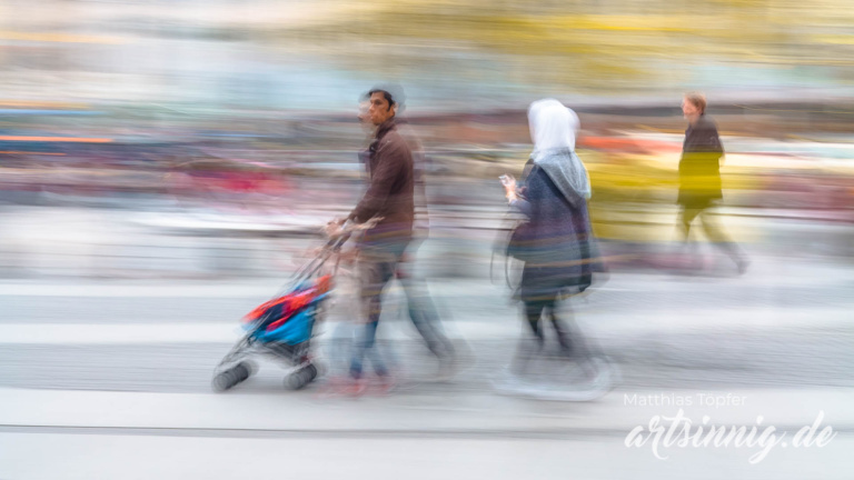 Fotografieren mit langer Belichtungszeit Menschen in der Fussgängerzone