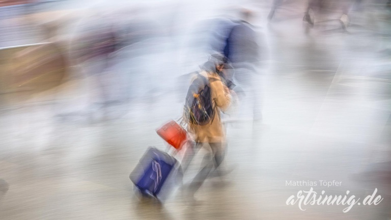 Slow shutter speed Foto eilige Menschen am Bahnhof