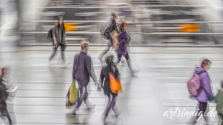 Slow shutter speed Aufnahmen Menschen am Bahnhof